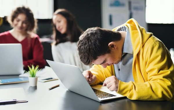 Quelles méthodes les écoles peuvent-elles adopter pour enseigner la programmation informatique aux élèves dyslexiques ?