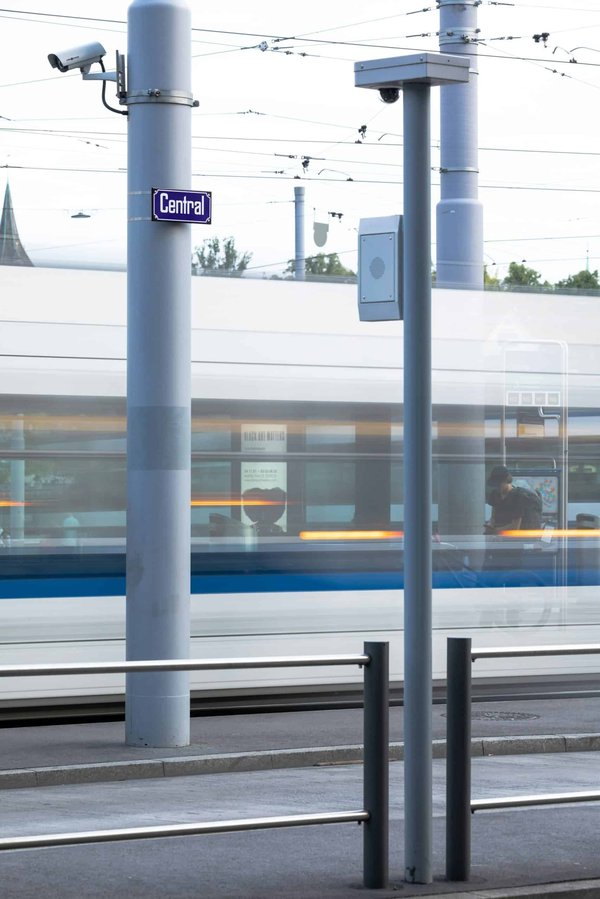 Comment les villes peuvent-elles utiliser l'éclairage urbain intelligent pour améliorer la sécurité tout en préservant l'environnement nocturne ?